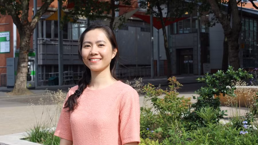 Cô Nguyễn Thị Sinh luôn nỗ lực, có nhiều sáng tạo trong giảng dạy môn Tiếng Anh, giúp học trò tiến bộ từng ngày. Ảnh: NVCC. 