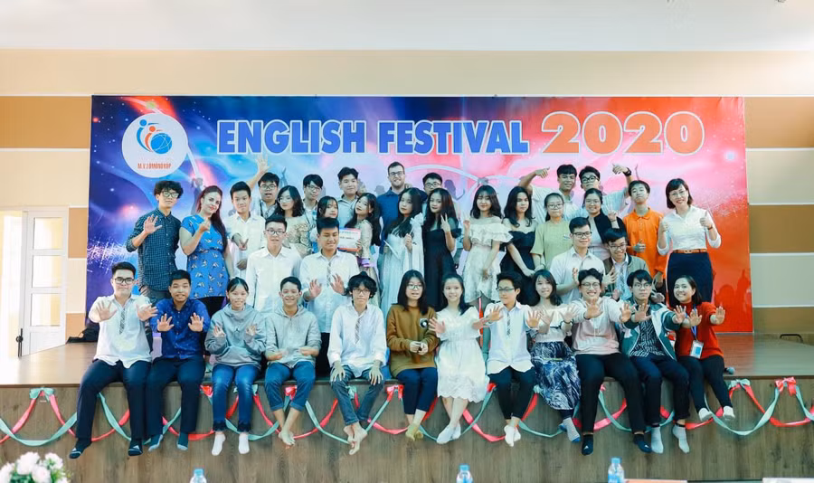 Những kỷ niệm bên học trò là điều cô Nguyễn Thị Sinh luôn trân trọng. Ảnh: NVCC.