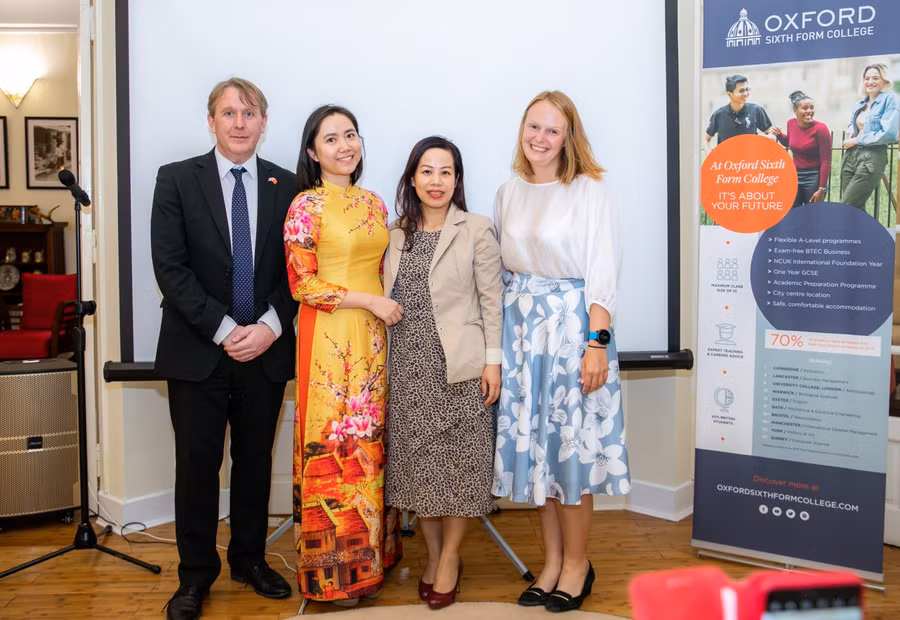 Cô Nguyễn Thị Sinh (thứ 2 từ trái sang) chụp cùng ngài Marcus Winsley - Đại sứ Anh tại Việt Nam trong buổi trao học bổng của Oxford Sixth Form College vào tháng 11/2020. Ảnh: NVCC.