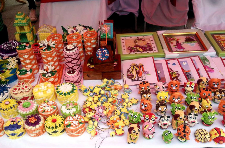 Sảm phẩm thủ công được tạo ra từ đôi tay, đôi chân khéo léo của người khuyết tật Sảm phẩm thủ công được tạo ra từ đôi tay, đôi chân khéo léo của người khuyết tật