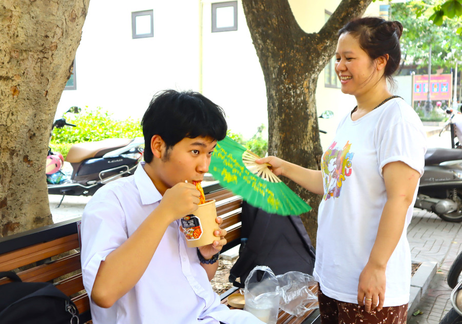 Phụ huynh đồng hành cùng con trong kỳ thi vào lớp 10. Ảnh: Minh Hà