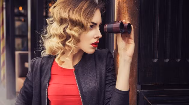 Tránh bị nghi ngờ là điều mà chỉ điều tra viên chuyên nghiệp mới thành thạo. (Ảnh: ITN).