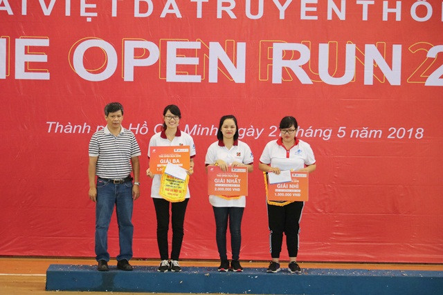 Th.s Nguyễn Thành Nhân- Phó hiệu trưởng Trường ĐH Mở TPHCM trao giải cho các cá nhân đạt giải khi về đích