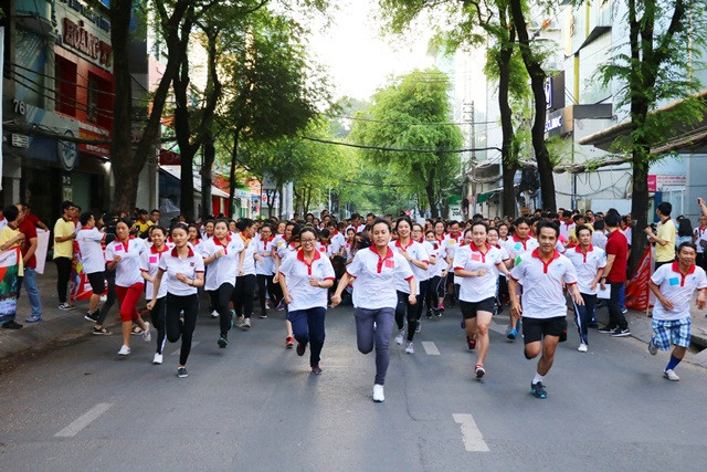 Gần 1.000 sinh viên, CB, CNV Trường ĐH Mở TPHCM cùng nhau xuất phát tranh tài