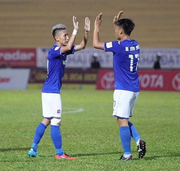 Kết thúc lượt đi V-League 2017, CLB Than Quảng Ninh đứng ở vị trí thứ 5với 20 điểm. Tuy nhiên,Mạc Hồng Quân và các đồng đội hoàn toàn có thể nghĩ tới chức vô địch khi kém đội đầu bảng Hà Nội chỉ 3 điểm. mac-hong-quan-ky-han-selfie-hon-nhau-duoi-nuoc-5