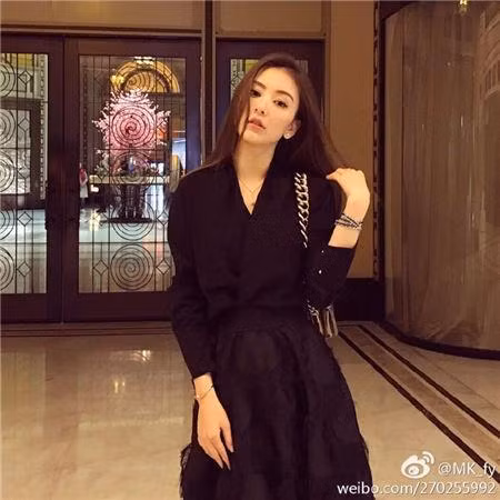  Vợ sắp cưới của Quách Phú Thành là một người mẫu vô danh và có quá khứ nổi tiếng ăn chơi. 