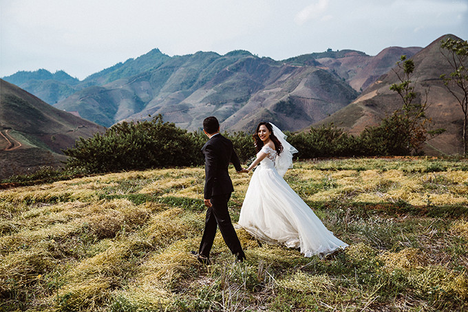 Hoa ban xuất hiện trong các trường ca, các truyền thuyết và các câu chuyện kể bên bếp lửa hằng đêm của người dân Tây Bắc. Loài hoa nàycũng là biểu tượng của tình yêu thuỷ chung. bo-anh-cuoi-giua-vuon-hoa-ban-trang-muot-cua-cap-doi-bac-si-3