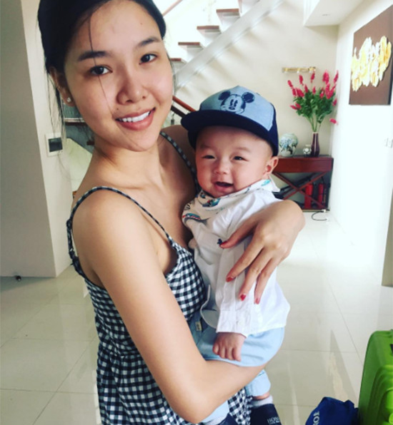 Sau vòng đấu thứ 13, giải vô địch quốc gia V-League tạm nghỉ hai tháng để đội U20 và tuyển Việt Nam tập trung tham dự các giải đấu quốc tế. Tận dụng khoảng thời gian này, Mạc Hồng Quân đưa vợ con đi nghỉ tại một resort ở Vĩnh Phúc. mac-hong-quan-ky-han-selfie-hon-nhau-duoi-nuoc