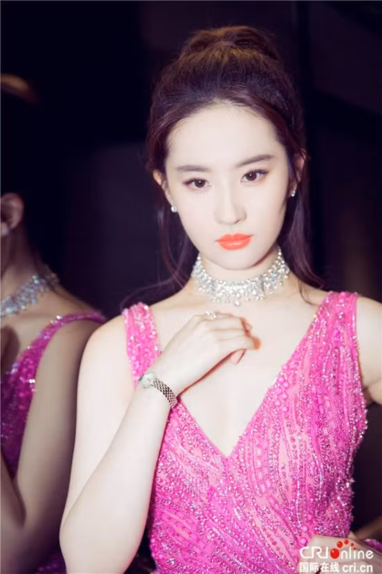 my-nhan-hoa-ngu-lo-nhan-sac-thieu-photoshop-13