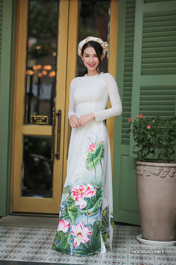 MC Quỳnh Chi diện áo dài truyền thống dẫn dắt họp báo. ho-ngoc-ha-sexy-voi-vay-6000-usd-di-su-kien-9