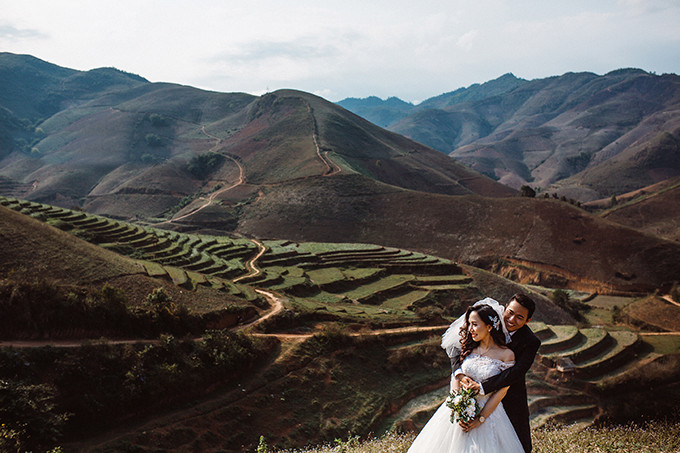 Vân Anh -Đăng Minh cùngekip chụp ảnh đến Mộc Châuvào một ngày sương mù dầy đặc, mưa phùn lạnh buốt. bo-anh-cuoi-giua-vuon-hoa-ban-trang-muot-cua-cap-doi-bac-si-4