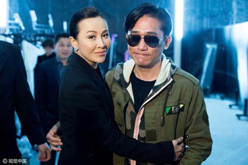 Gia Linh ôm eo chồng trong khi Lương Triều Vỹ ôm hờ vợ. Các bức ảnh của cặp saothu hút bình luận của khán giả. Nhiều người cho rằng biểu cảm của Lương Triều Vỹ không tự nhiên, anh chỉ bất đắc dĩ tình tứ với vợ chốn đông người. luong-trieu-vy-gay-ban-tan-vi-om-ho-gia-linh-truoc-dam-dong-3