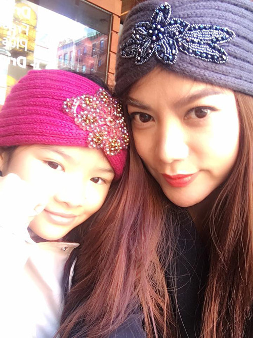 Trên trang cá nhân, Trương Ngọc Ánh cũng tiết lộ khoảnh khắc làm điệu với con gái trước ống kính tại New York. Mặc dù hội ngộ chồng cũ trong dịp nàynhưng "cô Dần" không chụp hình chung. Từ khi chia tay, cả hai vẫn giữ mối quan hệ bạn bèđể cùng chăm sóc, nuôi nấng con gái. Dịp sinh nhật Bảo Tiên tròn 8 tuổi vào tháng 11 năm ngoái, cả hai còn tổ chức tiệc mừng hoành tráng ở nhà hàng cho cô bé. truong-ngoc-anh-ne-chup-chung-voi-chong-cu-du-hoi-ngo-tren-dat-my-6