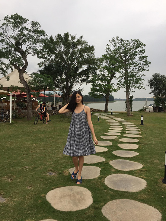 Kỳ Hân nhanh chóng lấy lại vóc dáng thon gọn sau khi sinh con. Ngoài việc chăm sóc cho cu Tỏi, thời gian vừa qua,bàxã của Mạc Hồng Quân còn rất bận bịu với công việc kinh doanh mỹ phẩm, sữa trẻ em online. mac-hong-quan-ky-han-selfie-hon-nhau-duoi-nuoc-4