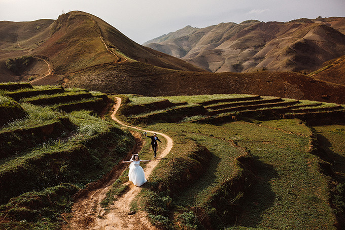 Giữa trưa, trời hửng nắng nhẹ. Cảnh vật Mộc Châu dần xuất hiện rõ nét khi lớp sương mù tan. bo-anh-cuoi-giua-vuon-hoa-ban-trang-muot-cua-cap-doi-bac-si-6