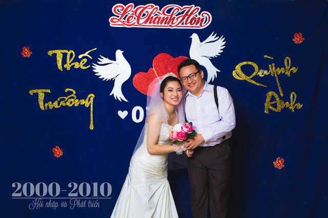 Cặp đôi “phục sinh” đám cưới Việt Nam 100 năm qua bằng ảnh ảnh 10 Giai đoạn những năm 2000 -2010: Lễ cưới cũng chưa được đầu tư nhiều cho phần trang trí dù váy cưới đã có rất nhiều cải tiến.