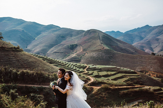 "Cả nhóm đã phải băng qua các con đường nhỏ giữa biển mây, len lỏi tới bản làng nhỏ xíu nằm sâu dưới thung lũng. Tuy mệt nhưng không ai than thở hay có ý định bỏ cuộc", Vân Anh nhớ lại. bo-anh-cuoi-giua-vuon-hoa-ban-trang-muot-cua-cap-doi-bac-si-5