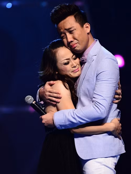  Trấn Thành khóc rất nhiều khi làm MC cho các chương trình, mỗi lần có thí sinh bị loại thì anh lại giàn giụa nước mắt. 