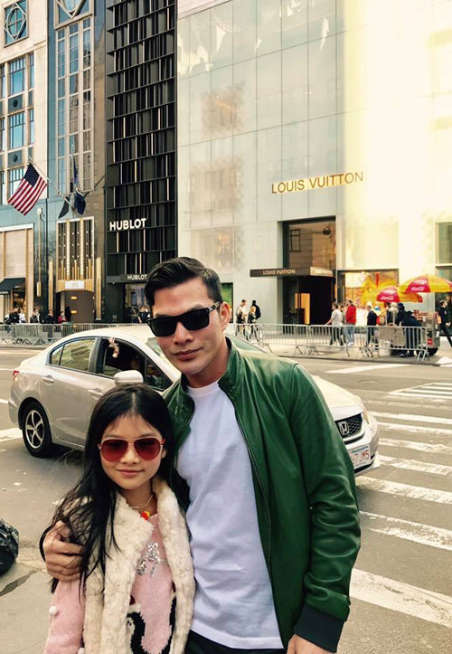 Diễn viên "Ngôi nhà trong hẻm" chia sẻ, dịp này anh đưa nàng công chúa nhỏsangMỹđoàn tụ với bànộitrong 2 tuần. Mỗi năm anh đều cố gắng sắp xếp thời gian để tạo điều kiện cho con gái gặp gỡ gia đình nhà nội ở xứ sở cờ hoa. truong-ngoc-anh-ne-chup-chung-voi-chong-cu-du-hoi-ngo-tren-dat-my-3