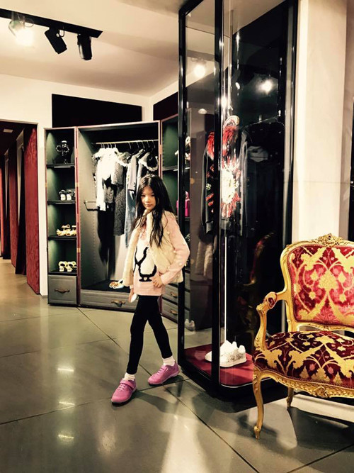 Bảo Tiên như một tiểu thư thời thượng dưới ống kính của bố. truong-ngoc-anh-ne-chup-chung-voi-chong-cu-du-hoi-ngo-tren-dat-my-10