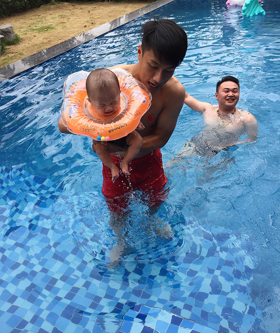 Mạc Hồng Quân cho con trai cu Tỏi xuống bể bơi. Tuy nhiên nhóc tì hơn 4 tháng tuổi khóc ré lên vì nước lạnh nên anh nhanh chóng bế con lên bờ. mac-hong-quan-ky-han-selfie-hon-nhau-duoi-nuoc-2