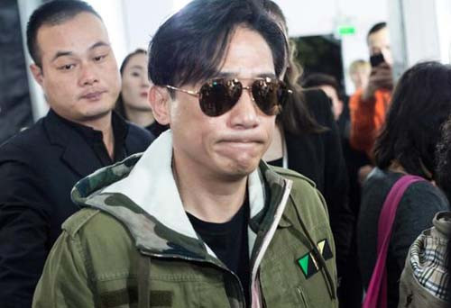 Lương Triều Vỹ được vệ sĩ theo sát ở sự kiện. Theo trangOn, nam diễn viên nhanh chóng vào ghế dành cho khách mời trong khi Lưu Gia Linh bận rộn tiếp khách, trả lời phỏng vấn. Trong một số sự kiện trước đây, Lương Triều Vỹ cũng tỏ ra ngại ngùng khi bước bên cạnh bà xã. Lương Triều Vỹ được vệ sĩ theo sát ở sự kiện.