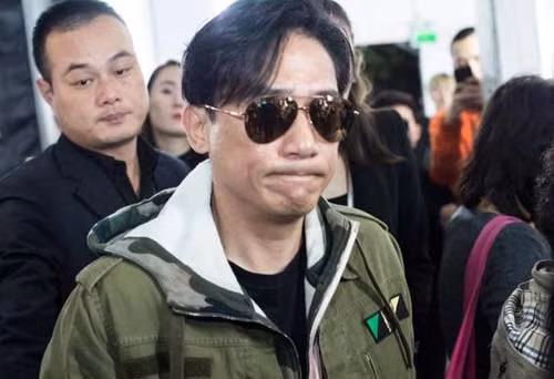 Lương Triều Vỹ được vệ sĩ theo sát ở sự kiện.