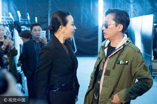 TheoSina, đôi vợ chồng nhận được quan tâm của nhiều khách mờikhi sóng đôi ở sự kiện. luong-trieu-vy-gay-ban-tan-vi-om-ho-gia-linh-truoc-dam-dong-2