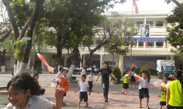 Nhân viên của Mizuno Nhật Bản cùng giáo viên trường TH Trần Văn Ơn hướng dẫn HS hoạt động nhằm nâng cao thể chất...