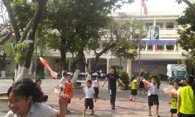 Nhân viên của Mizuno Nhật Bản cùng giáo viên trường TH Trần Văn Ơn hướng dẫn HS hoạt động nhằm nâng cao thể chất...
