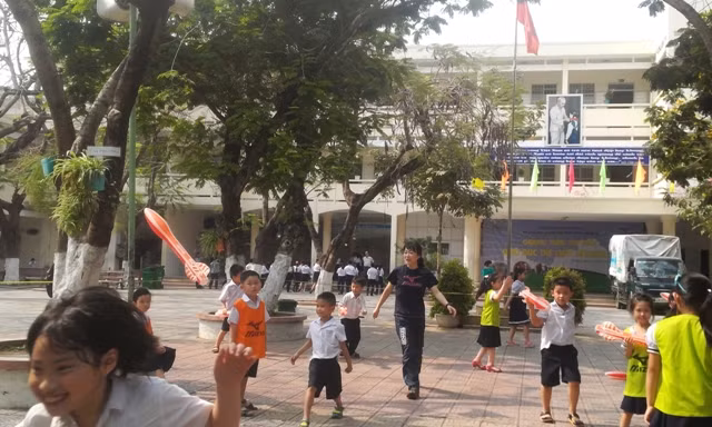 Nhân viên của Mizuno Nhật Bản cùng giáo viên trường TH Trần Văn Ơn hướng dẫn HS hoạt động nhằm nâng cao thể chất...