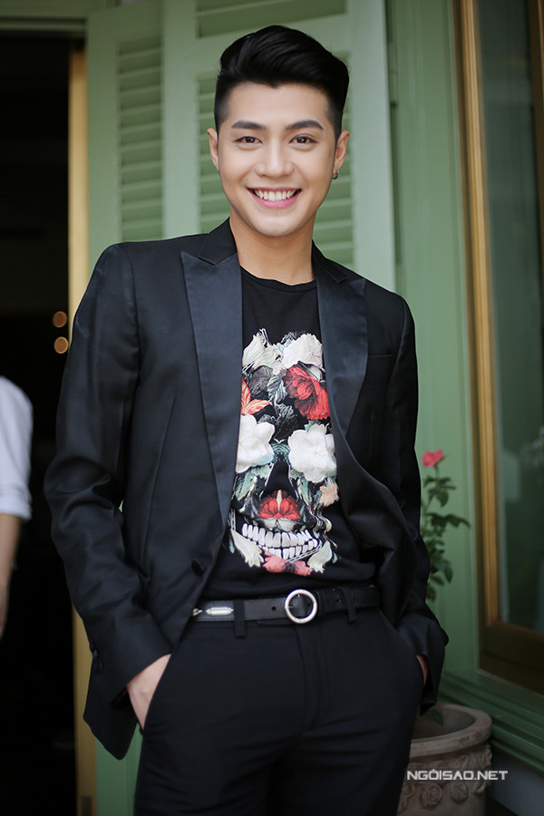 Ca sĩ Noo Phước Thịnh cũng góp mặt trong dự án này. Anh đã có ngày quay hình ở Huế, là quê hương của mẹ. Nam ca sĩ trải qua thời tiết lúc nắng, lúc mưa nhưng quá trình ghi hình lại rất thú vị. ho-ngoc-ha-sexy-voi-vay-6000-usd-di-su-kien-6