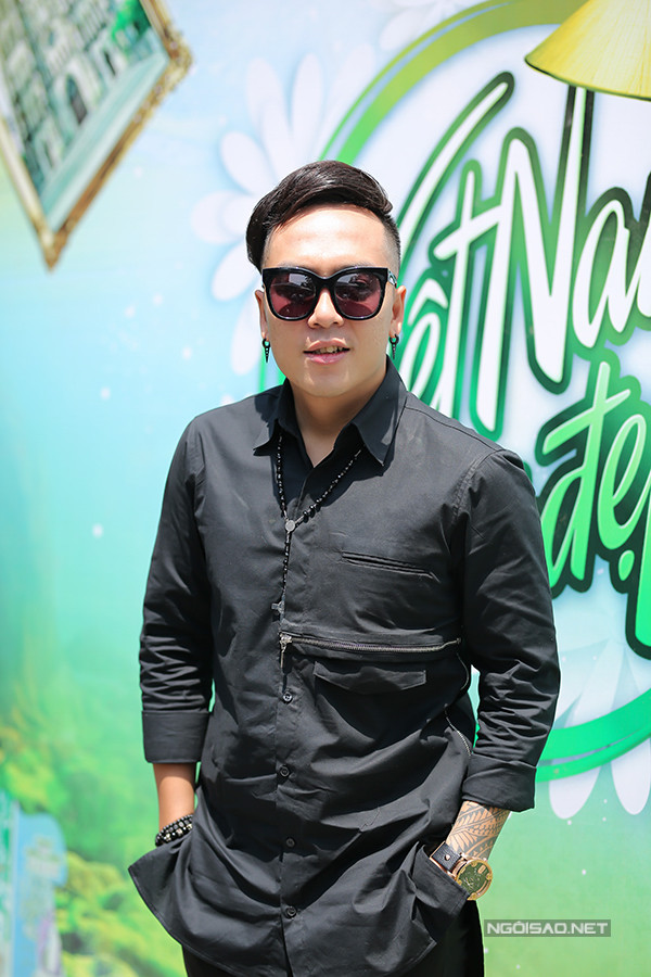 Nhạc sĩ Nguyễn Hoàng Duy sáng tác ca khúc chủ đề chương trình, được ê kíp yêu cầu chỉnh sửa gần 20 lần mới hoàn chỉnh. Ca khúc được 10 ca sĩ nổi tiếng quay MV chung, gồm Đàm Vĩnh Hưng, Hồ Ngọc Hà, Noo Phước Thịnh, Đông Nhi, Bảo Thy, Ngô Kiến Huy, Bảo Anh, Bùi Anh Tuấn, Ái Phương, Quốc Thiên. Ngoài ra, còn nhiều văn nghệ sĩ khác góp mặt trong MV này. ho-ngoc-ha-sexy-voi-vay-6000-usd-di-su-kien-10