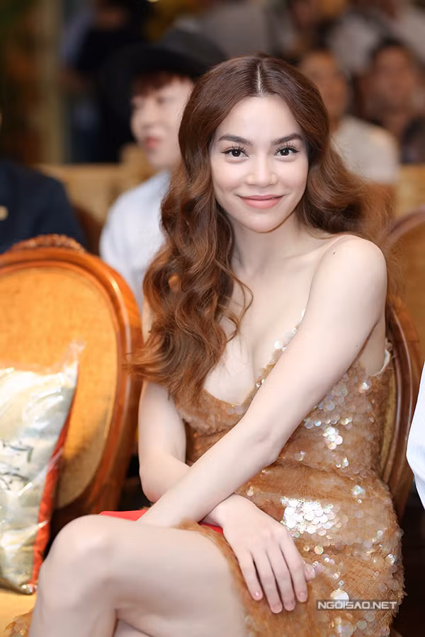 ho-ngoc-ha-sexy-voi-vay-6000-usd-di-su-kien-4