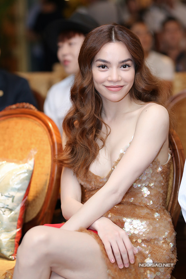 Chuyến ghi hình lần này được êkíp báo trước với Hà Hồ là sẽ rất vất vả. Cô phải đi bộ hàng chục km, leo bậc thang, lần mò trong hang động... Tuy biết sẽ gặp nhiều khó khăn nhưng Hà Hồ không giấu được cảm giác phấn khích. Nó hoàn toàn khác biệt so với những chuyến du lịch của cô. ho-ngoc-ha-sexy-voi-vay-6000-usd-di-su-kien-4