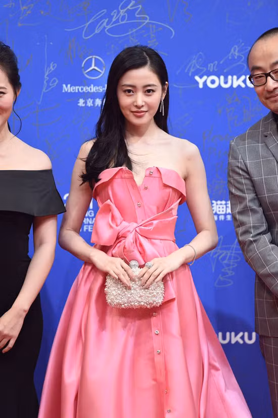 my-nhan-hoa-ngu-lo-nhan-sac-thieu-photoshop-2