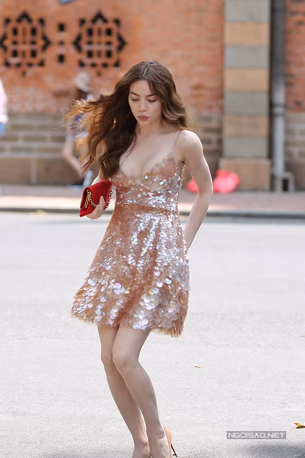 ho-ngoc-ha-sexy-voi-vay-6000-usd-di-su-kien