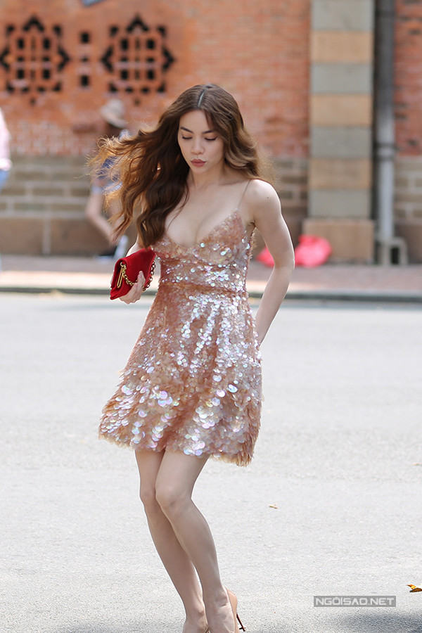 Hồ Ngọc Hà xuất hiện tại điểm họp báo một sự kiện vào trưa 17/4 với hình ảnh gợi cảm, gây chú ý với các khách mời. ho-ngoc-ha-sexy-voi-vay-6000-usd-di-su-kien