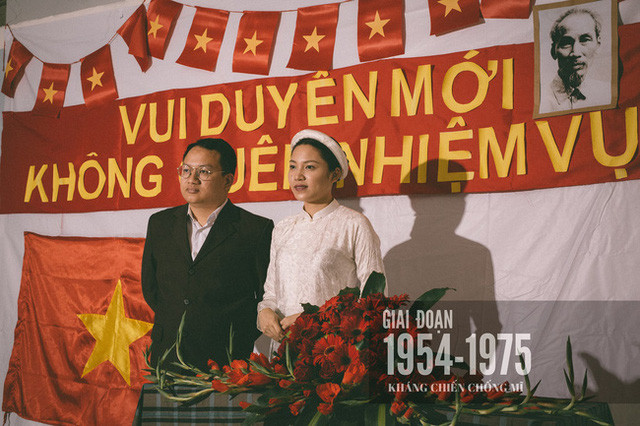 Cặp đôi “phục sinh” đám cưới Việt Nam 100 năm qua bằng ảnh ảnh 5 Thời kì kháng chiến chống Mỹ, “Vui duyên mới không quên nhiệm vụ” chính là một khẩu hiệu không bao giờ quên của mọi người dân Việt Nam. Hôn lễ thường được diễn ra với thủ trưởng, hoặc cấp trên là người chủ hôn.