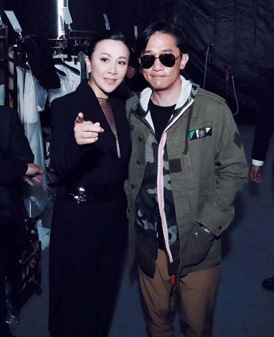 Lương Triều Vỹ tới ủng hộ show diễn của vợ. luong-trieu-vy-gay-ban-tan-vi-om-ho-gia-linh-truoc-dam-dong-1