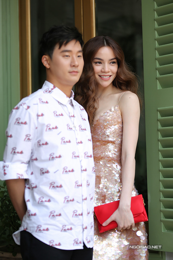 Đồng hành với chuyến đi của Hồ Ngọc Hà còn có rapper Basick. ho-ngoc-ha-sexy-voi-vay-6000-usd-di-su-kien-5