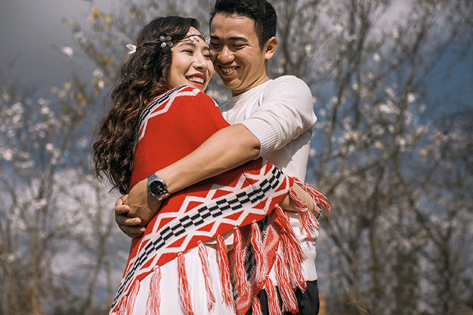 Sinh ra và lớn lên ở miền Nam, chưa một lần đặt chân ra Bắc, nhưng đôi uyên ương vẫn quyết định chọn Mộc Châu cho bộ ảnh cưới đáng nhớ. "Tình cờ xem được những bức ảnh hoa ban trắng xoá ở Mộc Châu, bọn mình đã lập tức "cảm nắng" cảnh vật thiên nhiên nơi đây", cô dâu chia sẻ. bo-anh-cuoi-giua-vuon-hoa-ban-trang-muot-cua-cap-doi-bac-si-2