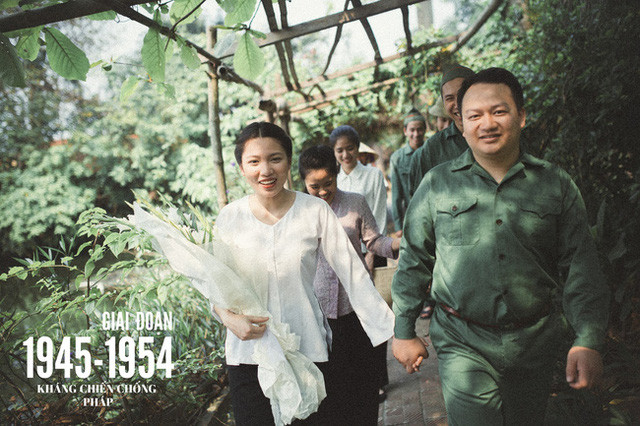 Cặp đôi “phục sinh” đám cưới Việt Nam 100 năm qua bằng ảnh ảnh 3 Lễ cưới giữa cô gái trẻ và anh bộ đội trong giai đoạn Kháng chiến chống Pháp Đây cũng là giai đoạn đất nước còn nhiều khó khăn, trang phục của cô dâu và chú rể cũng rất giản dị.
