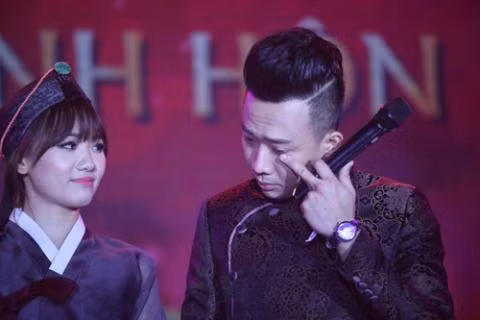  Trong đám cưới của mình, Trấn Thành cũng đã khóc rất nhiều khi nhắc lại những khó khăn gặp phải lúc công bố yêu Harri Won. Anh đã nói trong nước mắt câu nói đầy tình cảm gửi đến bạn gái của mình: Cảm ơn em đã yêu anh! khiến cả hội trường xúc động. 