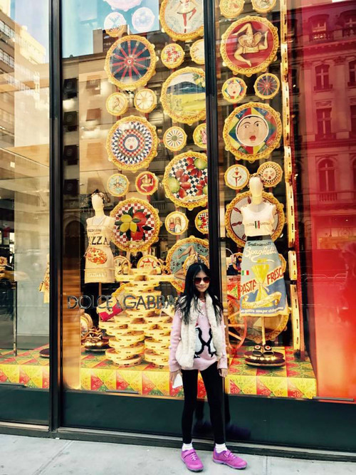 Mặc dù mới gần 9 tuổi nhưng Bảo Tiên đã ra dáng thiếu nữ. Càng lớn cô bé càng cao và tính cách cũng điệu đà. truong-ngoc-anh-ne-chup-chung-voi-chong-cu-du-hoi-ngo-tren-dat-my-8