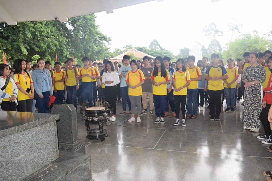 Học sinh Đồng Tháp viếng Mộ cụ Phó bảng Nguyễn Sinh Sắc
