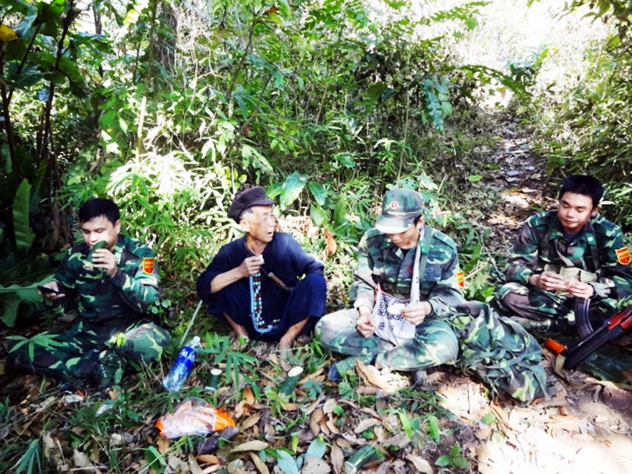 Già Xiết (thứ 2 bên trái) trên đường tuần tra cột mốc cùng chiến sĩ Đồn Biên phòng Quang Chiểu Già Xiết (thứ 2 bên trái) trên đường tuần tra cột mốc cùng chiến sĩ Đồn Biên phòng Quang Chiểu