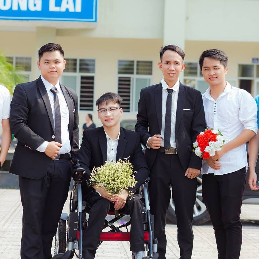 Nguyễn Văn Tuân chụp ảnh kỷ yếu cùng các bạn trong lớp Nguyễn Văn Tuân chụp ảnh kỷ yếu cùng các bạn trong lớp