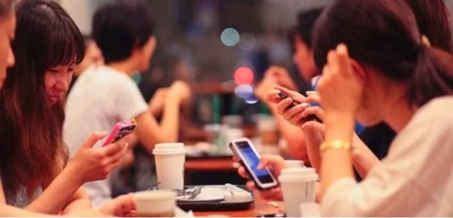 Dung dong cam tren… man hinh