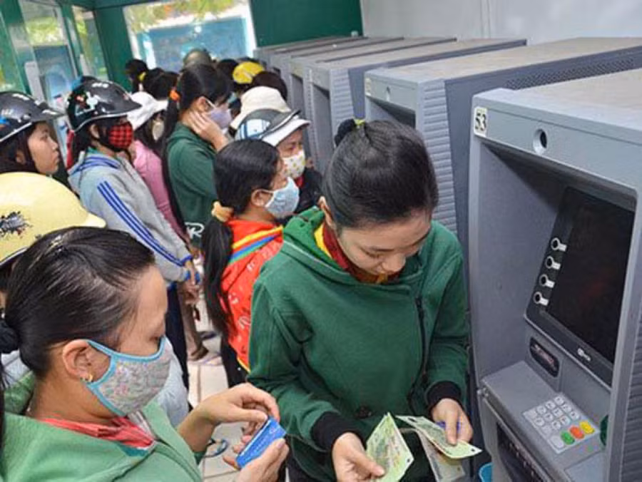 Dịp nghỉ lễ, Tết cảnh mọi người chờ rút tiền tại các ATM vẫn thường xuyên xảy ra